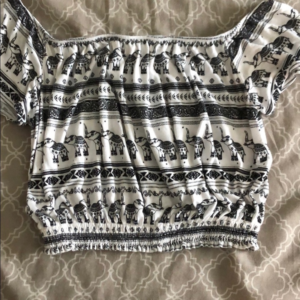 Off the shoulder crop top! helloooo summer☀️👙